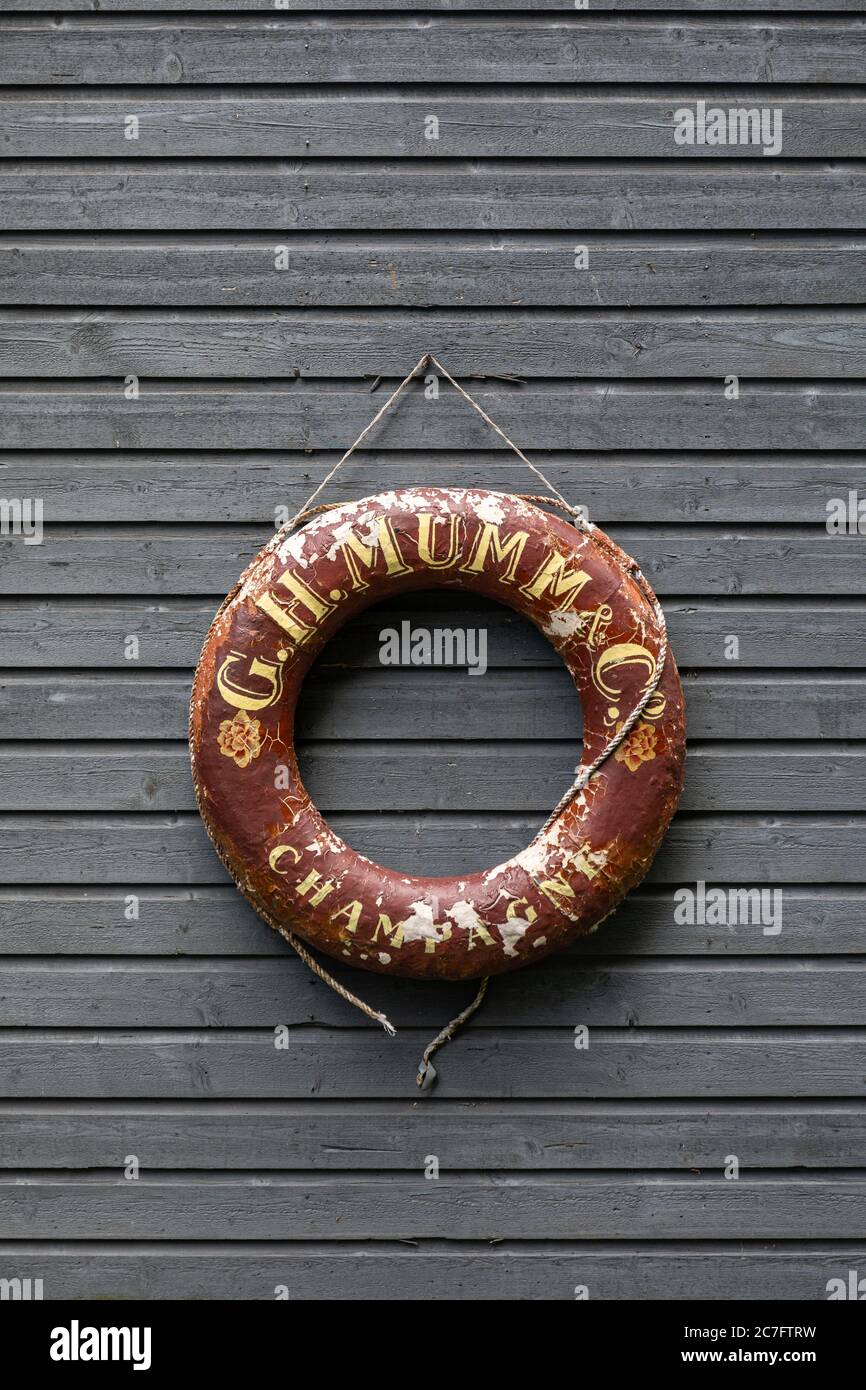 G. G. Mumm & Co. Alte Schulboje auf einer Holzwand Stockfoto