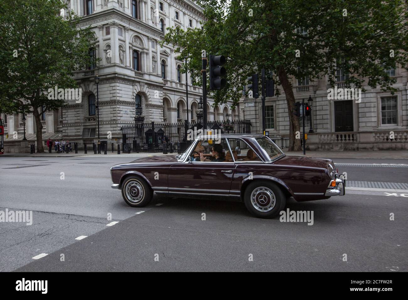 Der Klassiker Mercedes-Benz fährt an den Toren der Downing Street, Whitehall vorbei, während die Ruhe der Coronavirus-Sperrbeschränkungen im Zentrum von London, Großbritannien, herrschen Stockfoto