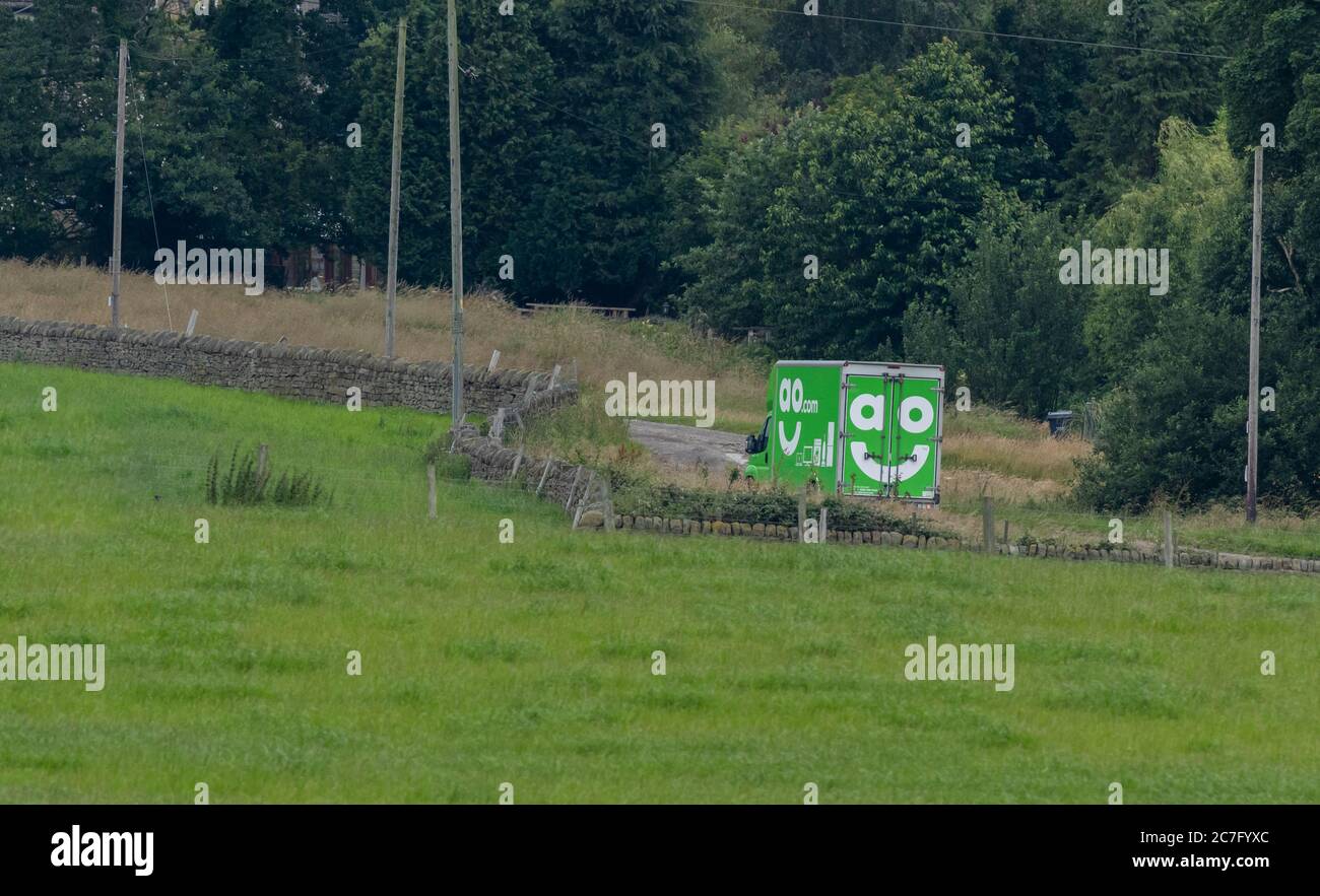 Ein Lieferwagen, der auf einer Landstraße in Baildon, Yorkshire, England, fährt. Stockfoto