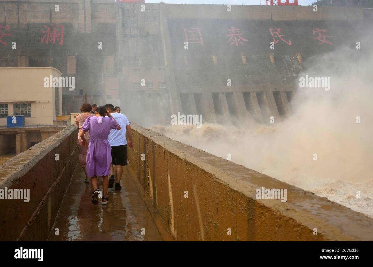Sanxia, Sanxia, China. Juli 2020. HenanÃ¯Â¼Å'CHINA-am 16. Juli 2020 begann das Sanmenxia Wasserschutzprojekt in der Stadt Sanmenxia, Provinz Henan, mit der Hochwassersaison. Derzeit ist der Sanmenxia-Stausee nach den vorherigen Maßnahmen zur Räumung des Stausees unter die Hochwassergrenze gefallen, um die Hochwasserschutzperiode des Gelben Flusses zu erfüllen. Quelle: SIPA Asia/ZUMA Wire/Alamy Live News Stockfoto