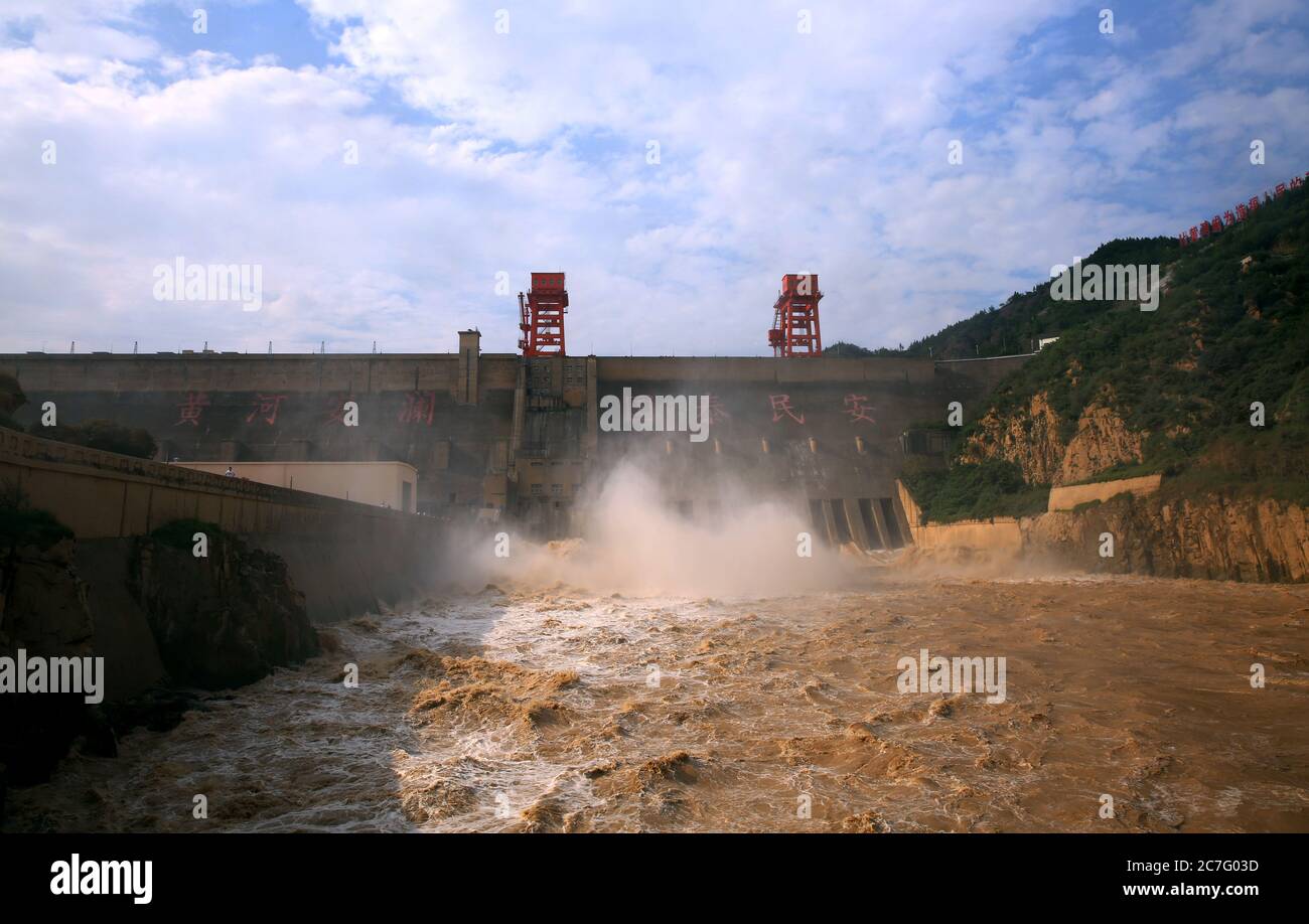 Sanxia, Sanxia, China. Juli 2020. HenanÃ¯Â¼Å'CHINA-am 16. Juli 2020 begann das Sanmenxia Wasserschutzprojekt in der Stadt Sanmenxia, Provinz Henan, mit der Hochwassersaison. Derzeit ist der Sanmenxia-Stausee nach den vorherigen Maßnahmen zur Räumung des Stausees unter die Hochwassergrenze gefallen, um die Hochwasserschutzperiode des Gelben Flusses zu erfüllen. Quelle: SIPA Asia/ZUMA Wire/Alamy Live News Stockfoto