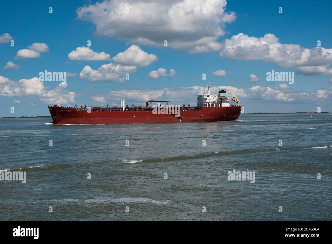 Terneuzen, Niederlande 12. Juli 2020, Oil Products Tanker SLOMAN THEMIS auf der Schelde in Terneuzen Stockfoto