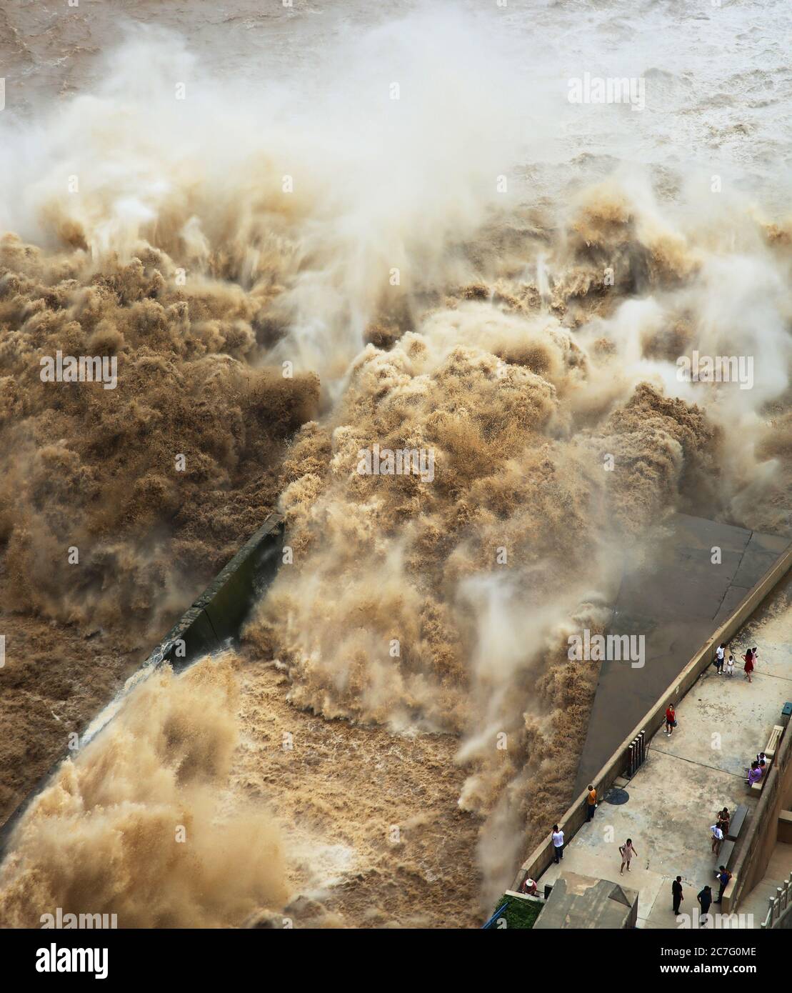 Sanxia, Sanxia, China. Juli 2020. HenanÃ¯Â¼Å'CHINA-am 16. Juli 2020 begann das Sanmenxia Wasserschutzprojekt in der Stadt Sanmenxia, Provinz Henan, mit der Hochwassersaison. Derzeit ist der Sanmenxia-Stausee nach den vorherigen Maßnahmen zur Räumung des Stausees unter die Hochwassergrenze gefallen, um die Hochwasserschutzperiode des Gelben Flusses zu erfüllen. Quelle: SIPA Asia/ZUMA Wire/Alamy Live News Stockfoto