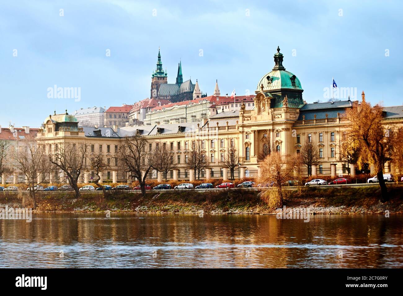 Blick auf das Prager Regierungsamt und die Prager Burg von der Moldau. Berühmter Ort in der Tschechischen Republik, alter Hradcany Hügel Stockfoto