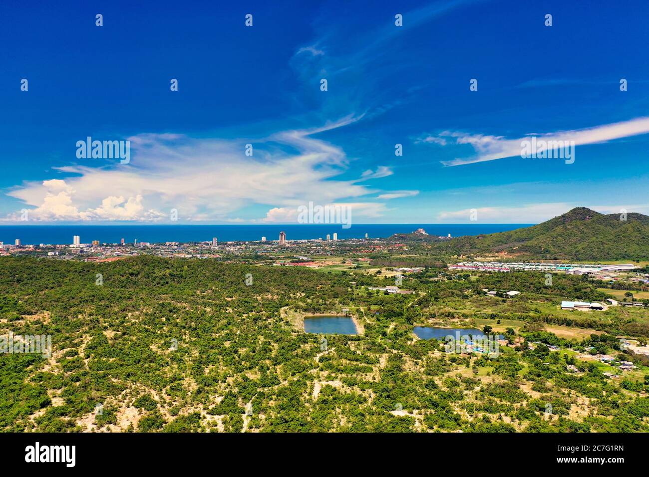 Dieses einzigartige Foto zeigt die Stadt Hua hin by Das Meer im Hintergrund und die dichte Natur in Der Vordergrund im Sommer Stockfoto