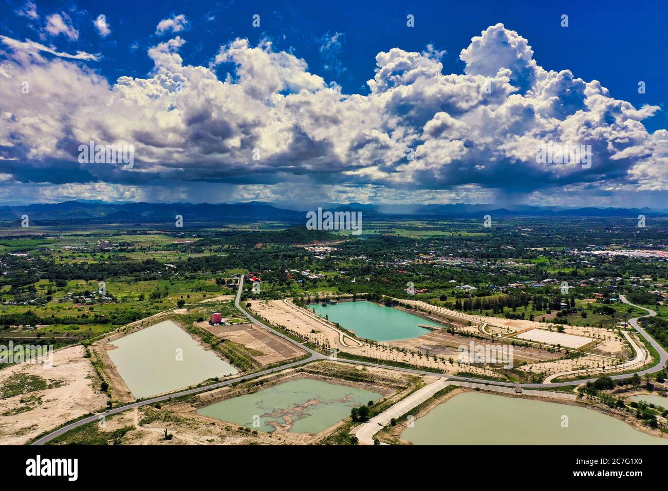 Dieses einzigartige Foto zeigt die Inseln und die Struktur von einem Reservoir in Hua Hin Thailand von oben. Das Bild wurde mit einer Drohne getroffen. Stockfoto