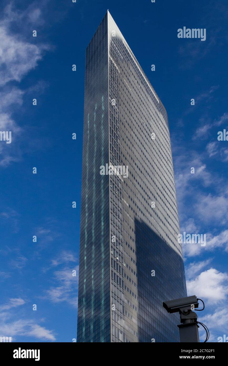 Das Dentsu-Firmengebäude in Shiodome, Shimbashi, Tokio, Japan. Stockfoto