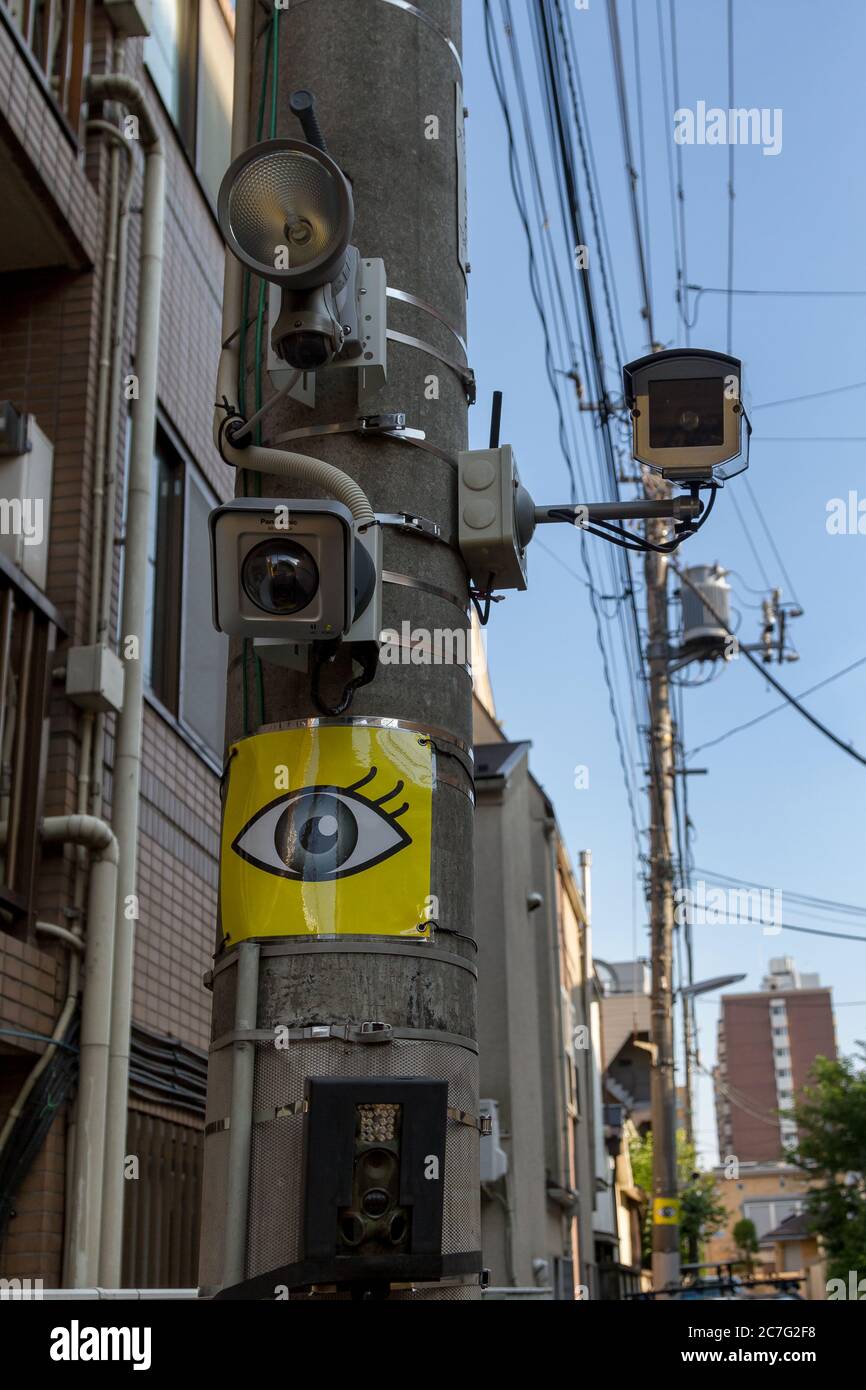 Mehrere Sicherheitskameras und Lichter an einem Telegrafenmast in einer Straße in Shinjuku, Tokio, Japan. Stockfoto