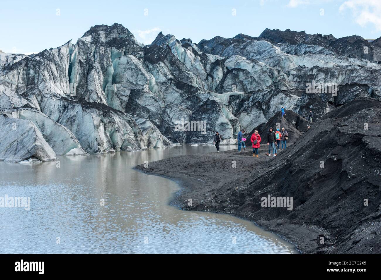 SOLHEIMAJOKULL, Island - 21. MAI 2019: Touristen, die ein Gletscher Wandern mit einer privaten Tour Guide in der Solheimajokull, Island Stockfoto