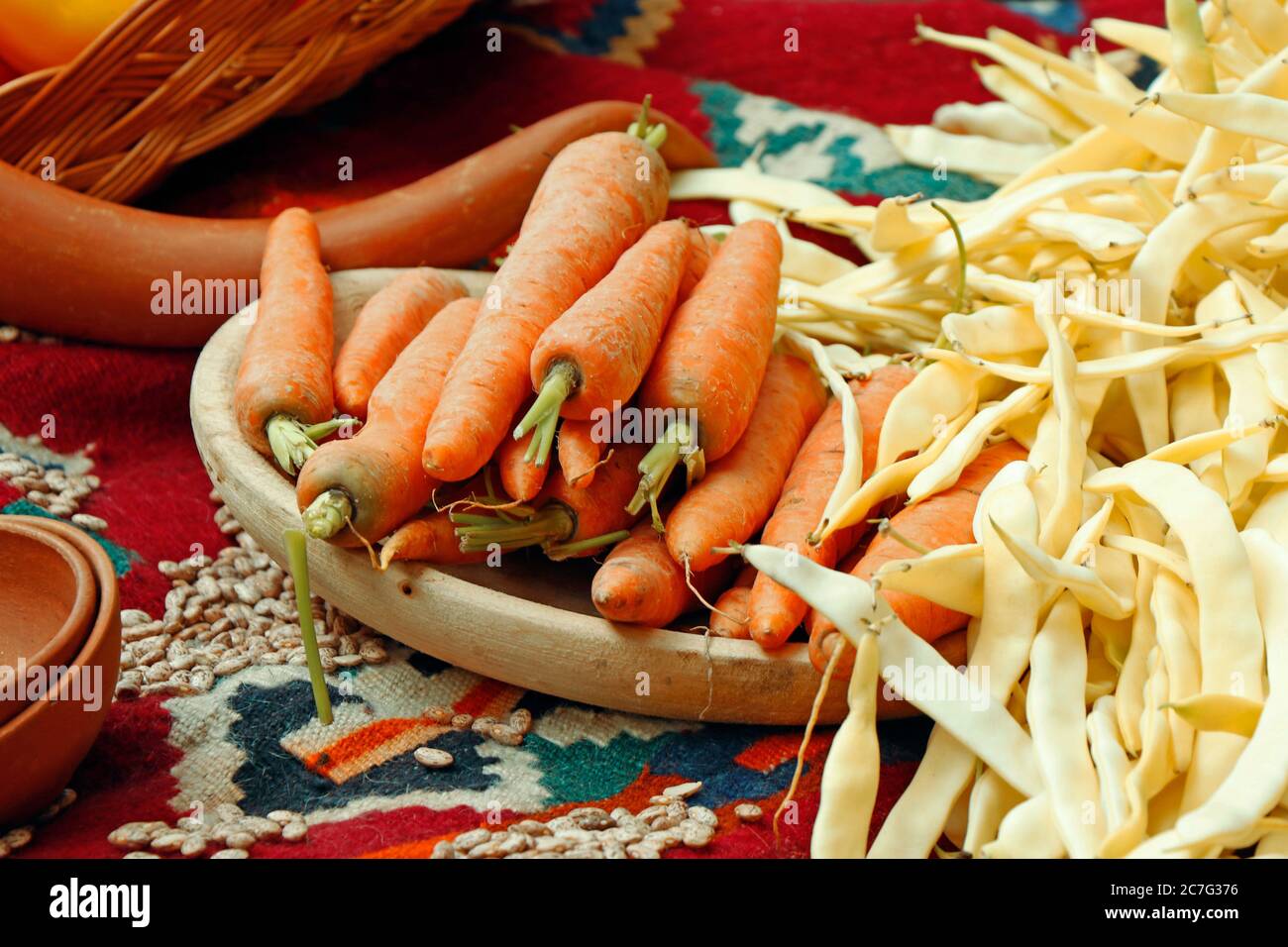Gruppe von Karotten in der Schüssel Stockfoto