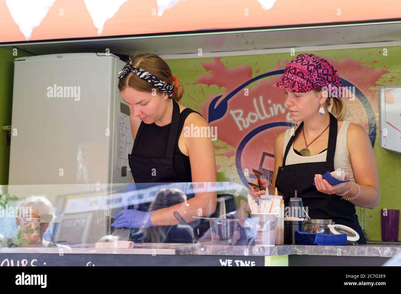 Frau, die an einer Eisbar in Helsinki, Finnland, rollendes Eis zubereitete Stockfoto