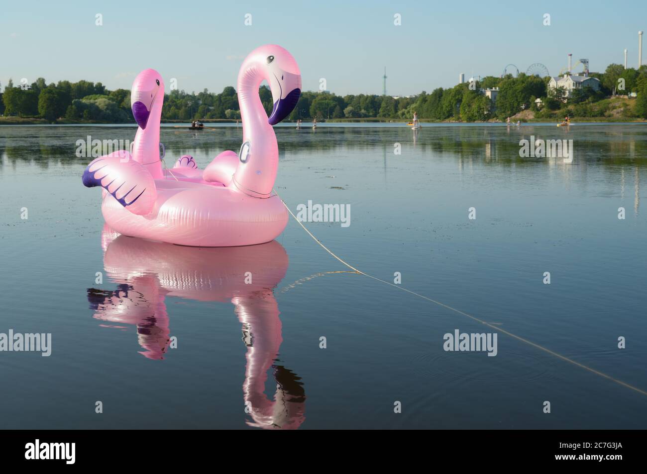 Pinkfarbener aufblasbarer Spielzeug-Flamingo auf dem See im Zentrum von Helsinki, Finnland Stockfoto
