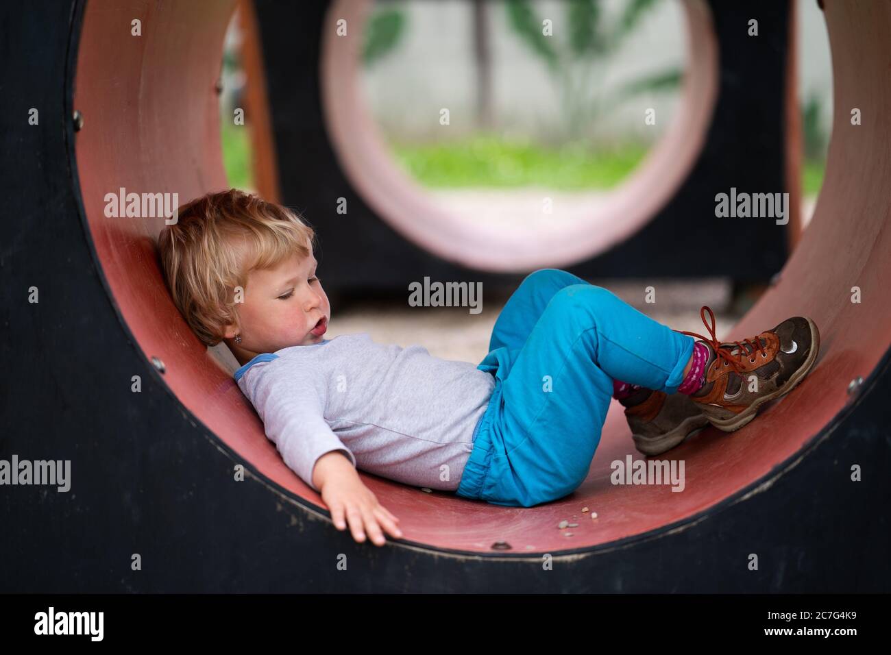 Baby Mädchen spielen auf Spielplatz Stockfoto