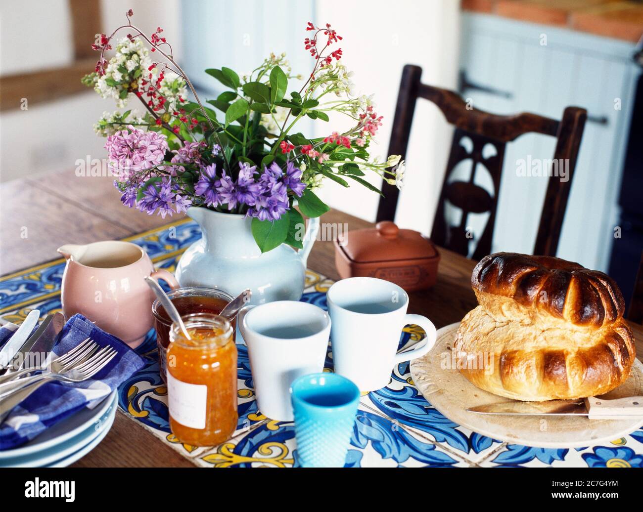 Nahaufnahme eines Landküche Esstisch zum Frühstück in einem traditionellen Reethaus in Norfolk gelegt Stockfoto