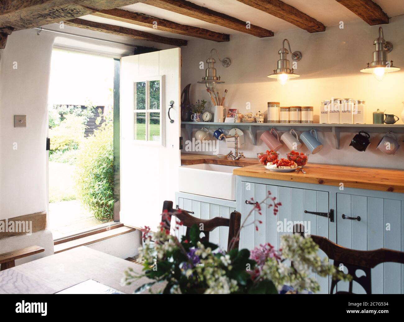 Eine modernisierte Küche in einem traditionellen reetgedeckten Norfolk Cottage. Stockfoto