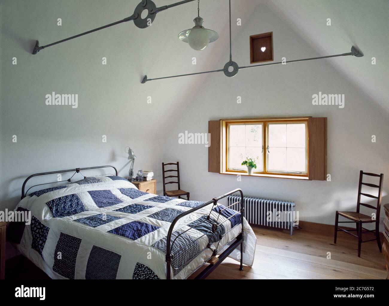 Schlafzimmer-Interieur eines reetgedeckten, Holzrahmen-Häuschen mit Lehmpchenfüllung auf einem Ziegelsockel. Stockfoto