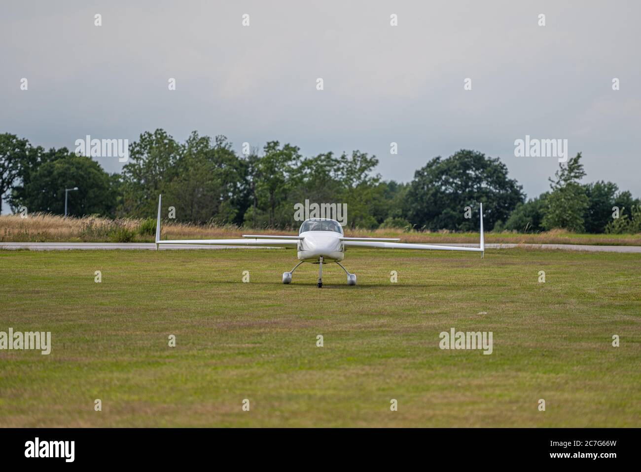 Malmö, Schweden - 14. Juli 2020: Ein schöner Tag während der Urlaubszeit. Bild eines experimentellen einmotorigen Flugzeugs. Propeller im Rücken Stockfoto