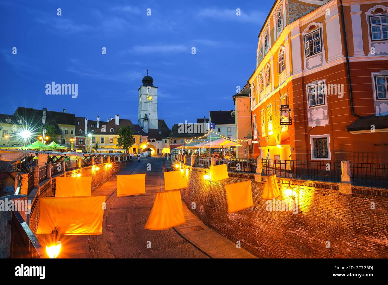 Kleiner Platz und Rathausturm bei Dämmerung. Siebenbürgen sächsische Stadt. Stadtbild der Stadt Sibiu, Siebenbürgen, Rumänien, Europa Stockfoto