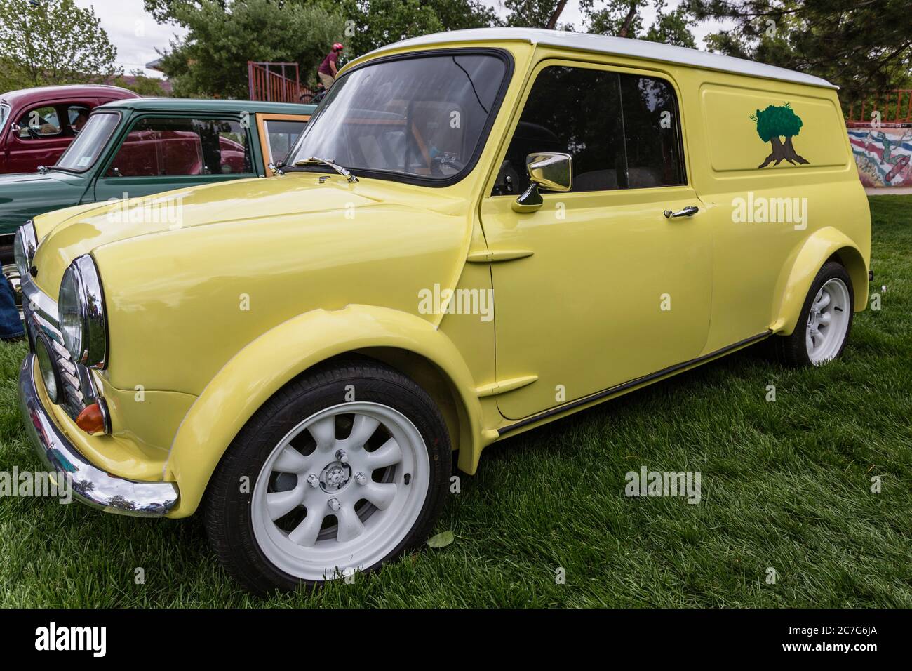 USA, Utah, Moab, EIN restaurierter und modifizierter 1975 Austin Van im Moab April Action Car. Stockfoto