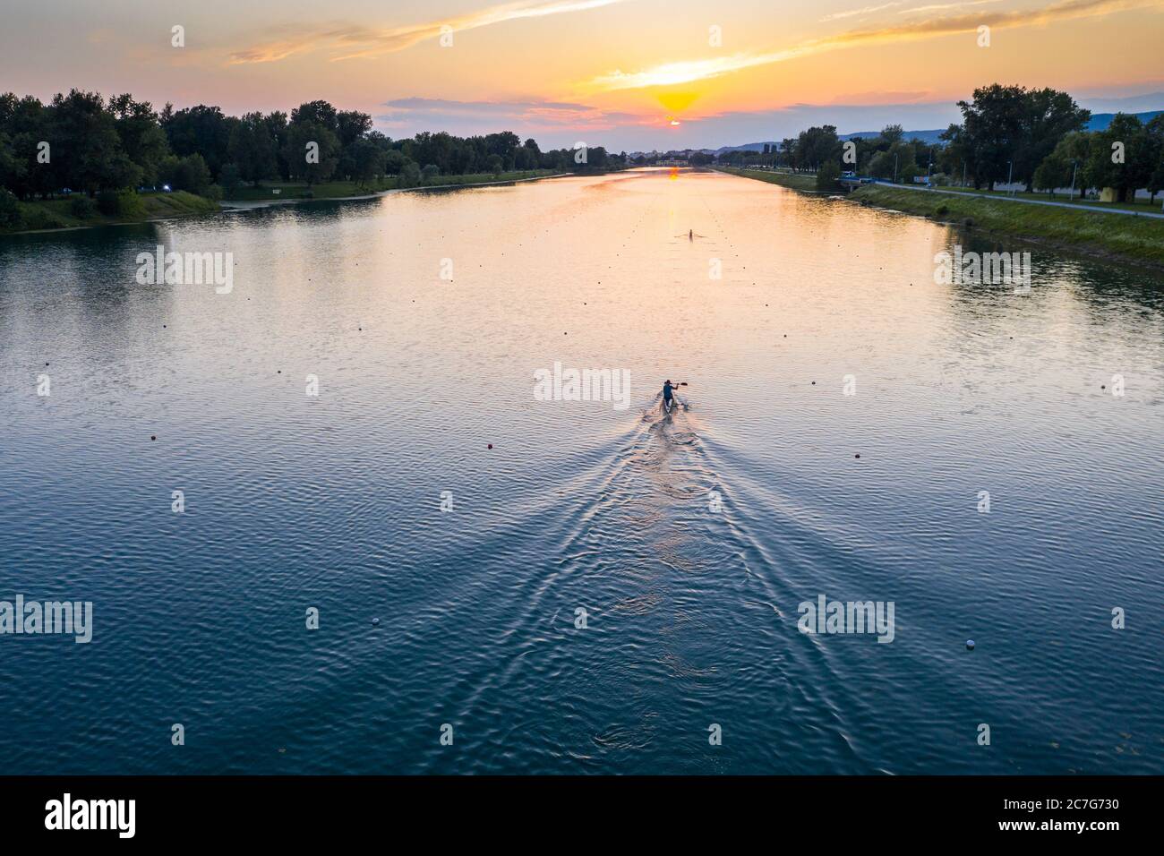 Jarun See, Kanu paddeln bei Sonnenuntergang Stockfoto