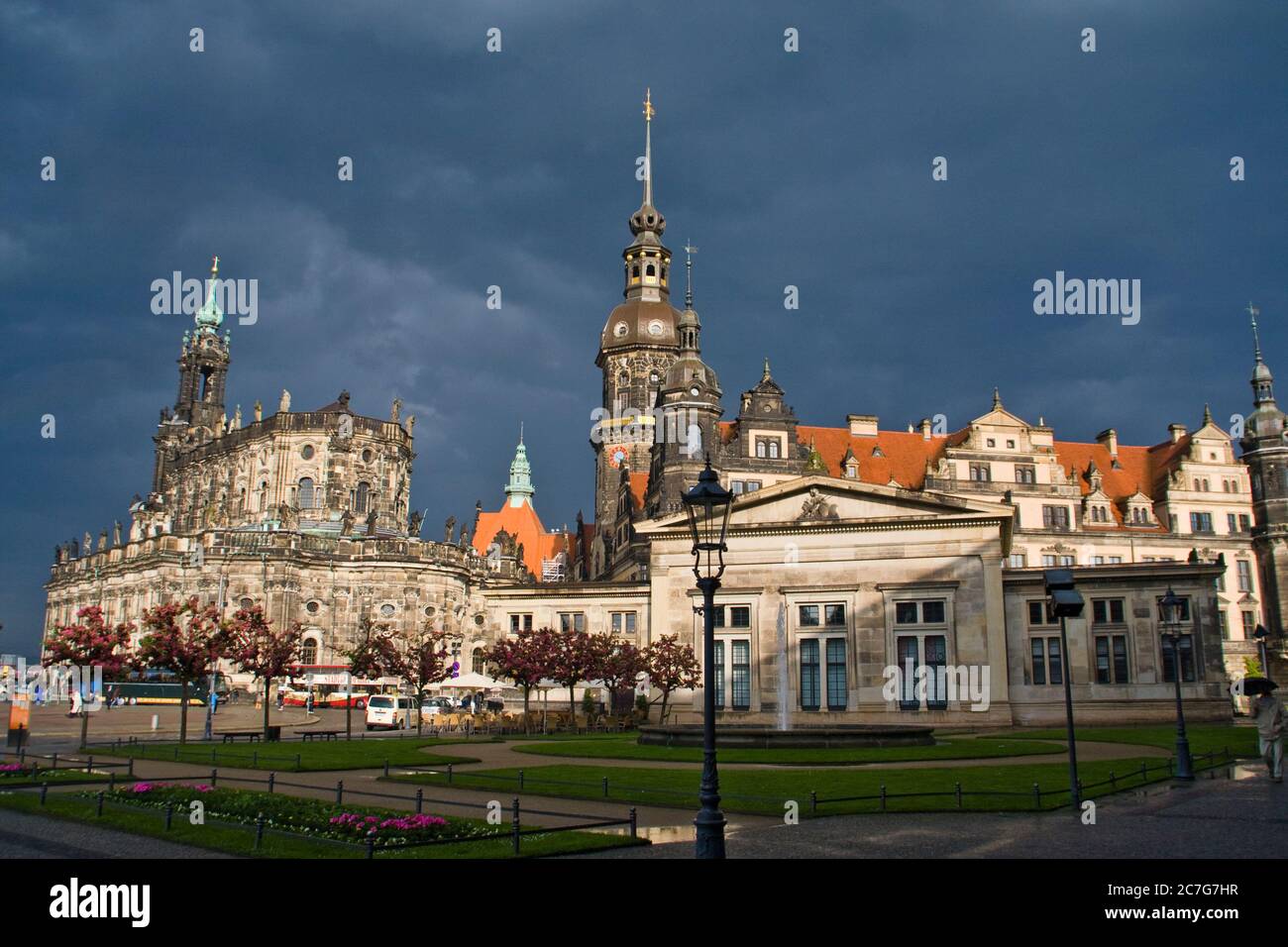 Hofkirche und Residenz in Dresden vom Zwinger aus gesehen Stockfoto