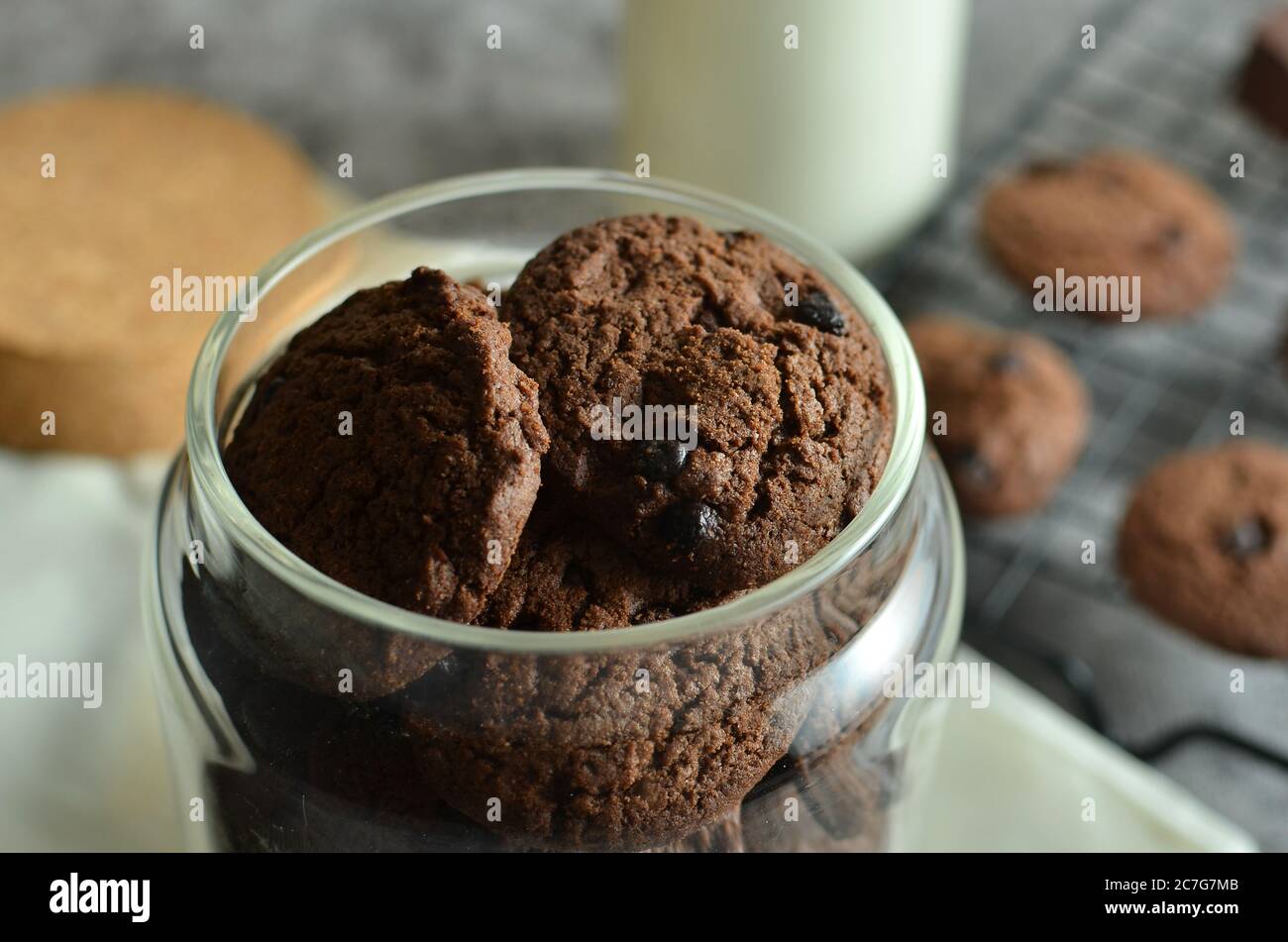 Dunkle Schokoladenkekse im Glas auf dem Tisch Stockfoto