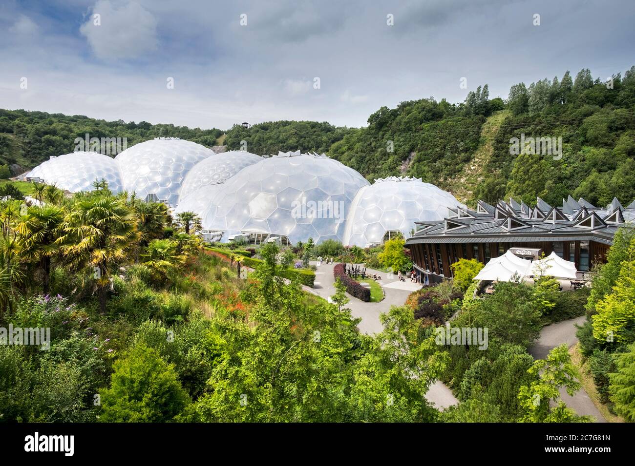 Die geodätischen Biom-Kuppeln im Eden Project in Cornwall. Stockfoto