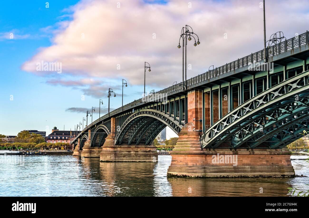 Die Theodor-Heuss-Brücke über den Rhein in Deutschland Stockfoto