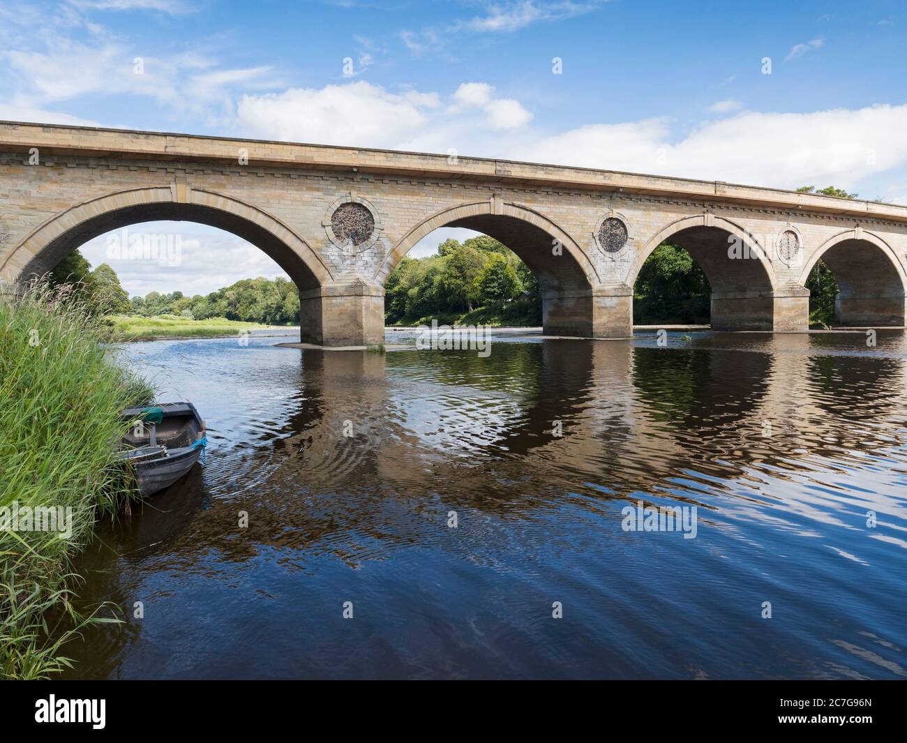 Die Coldstream Bridge aus dem 18. Jahrhundert von Ingenieur John Smeaton verbindet Coldstream in Schottland mit Cornhill-on-Tweed in Northumberland, England, Großbritannien. Stockfoto