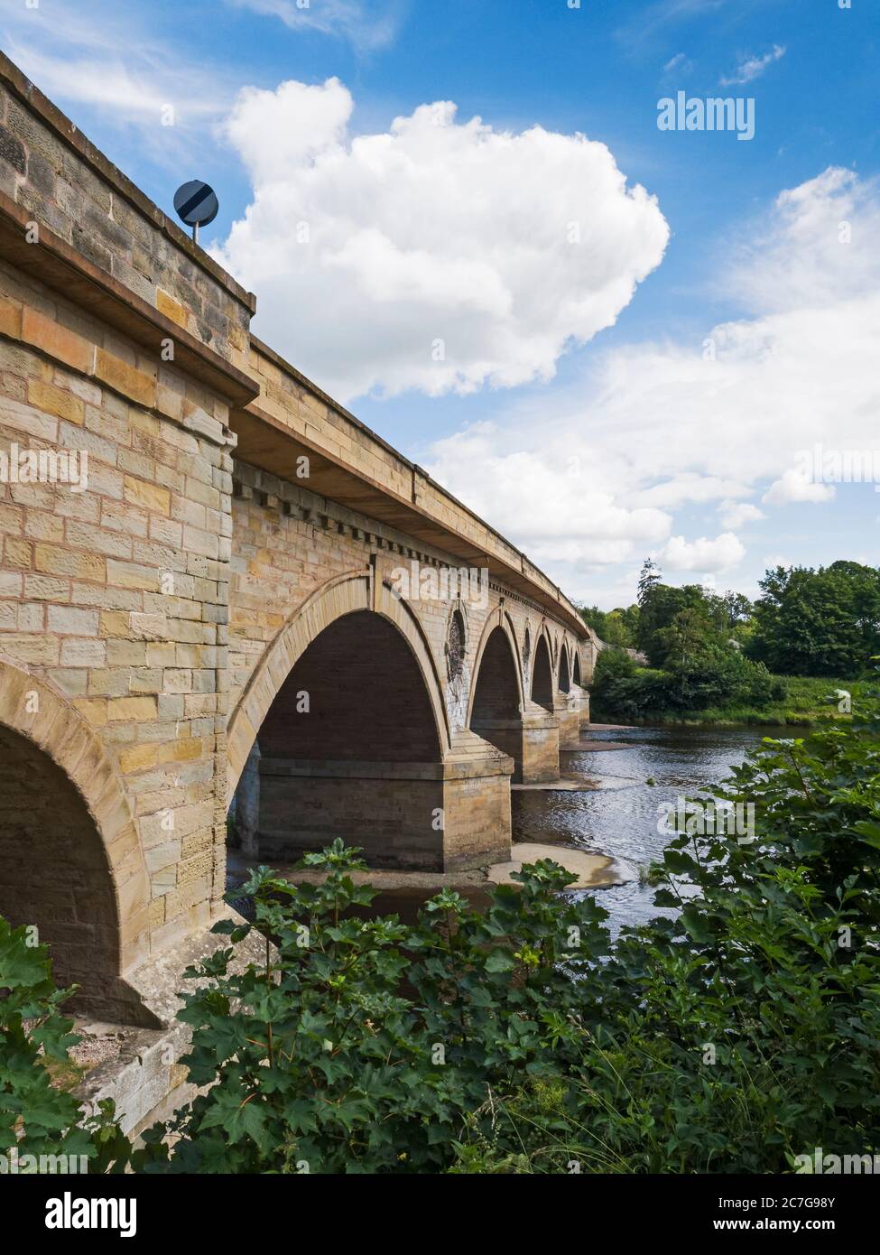 Die Coldstream Bridge aus dem 18. Jahrhundert von Ingenieur John Smeaton verbindet Coldstream in Schottland mit Cornhill-on-Tweed in Northumberland, England, Großbritannien. Stockfoto