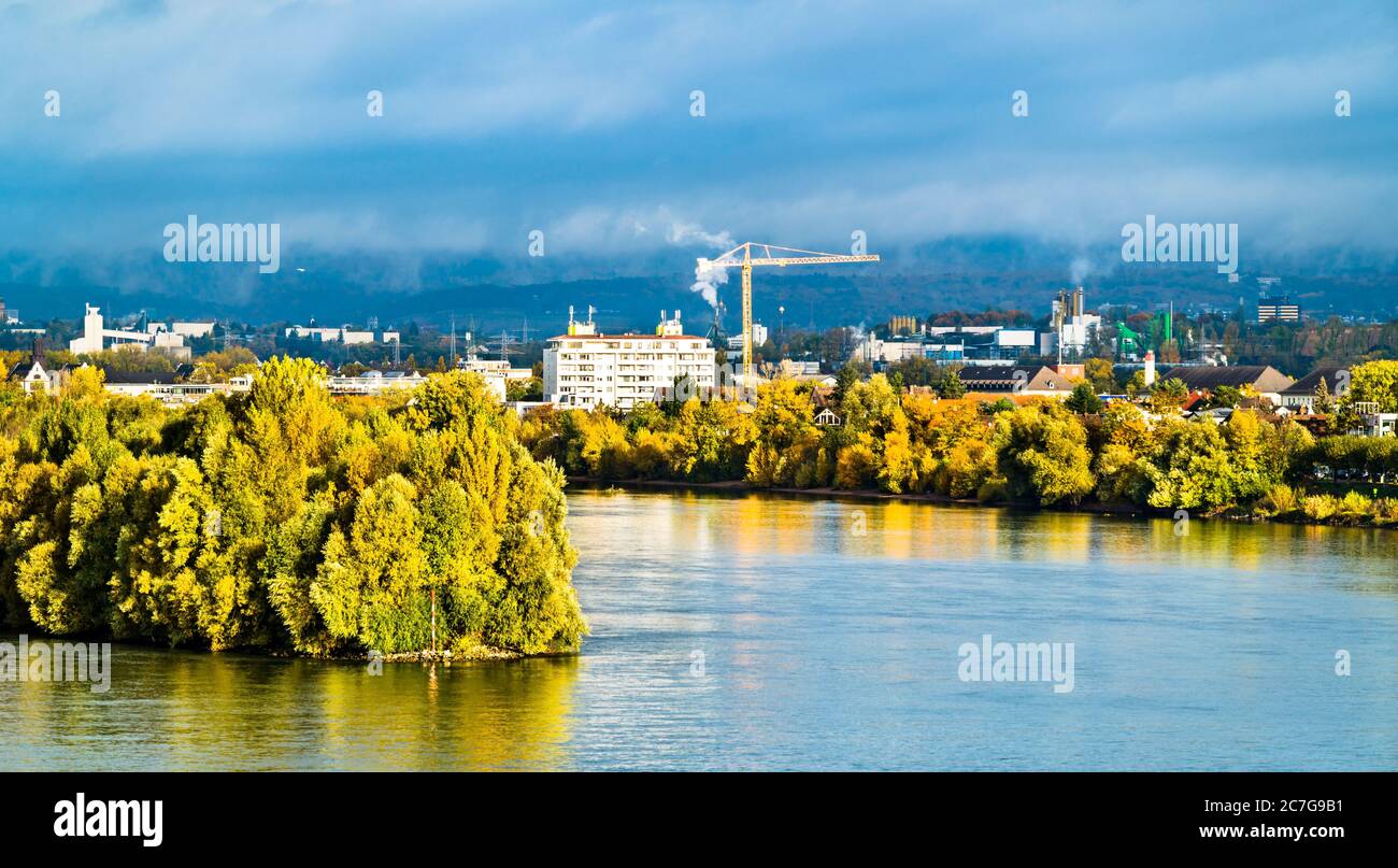 Panorama des Rheins zwischen Mainz und Wiesbaden in Deutschland Stockfoto