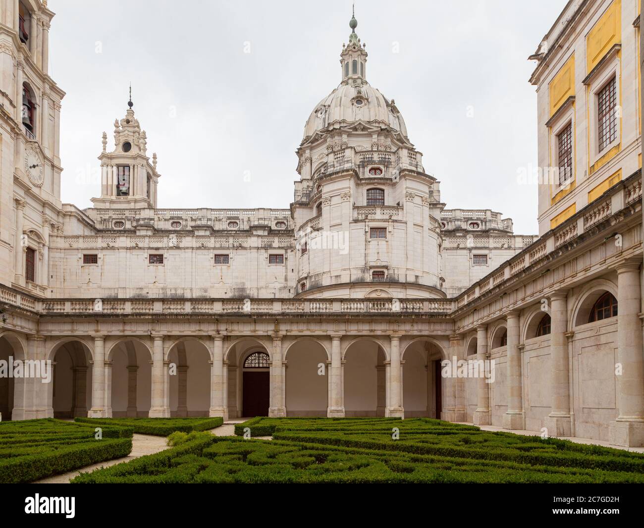 Palast von Mafra, Portugal. Geschichte Meilenstein in Cloud-Tag ohne Menschen Stockfoto