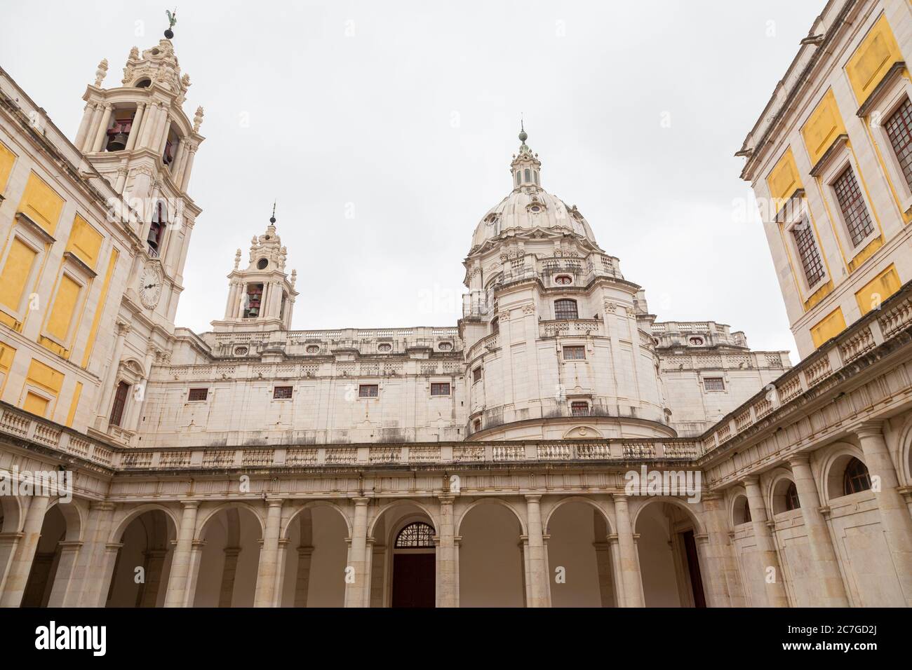 Palast von Mafra, Portugal. Geschichte Meilenstein in Cloud-Tag ohne Menschen Stockfoto