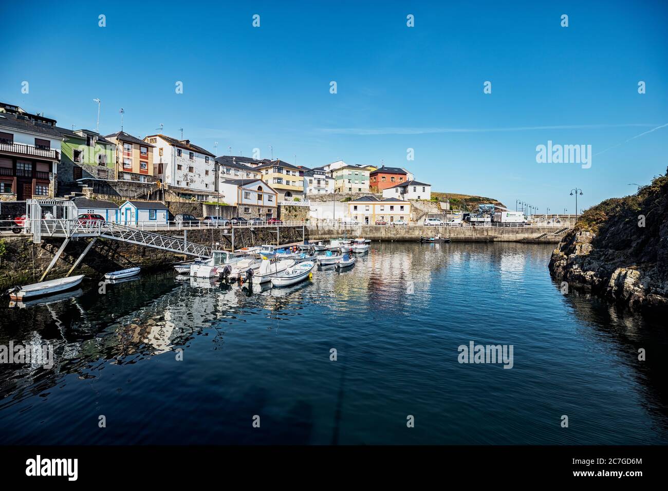 Puerto de Vega, Spanien - August 23 2019: Schöner und malerischer Hafen in Puerto de Vega, Navia. Es wurde mit dem Titel «Beispielstadt Asturiens» ausgezeichnet Stockfoto