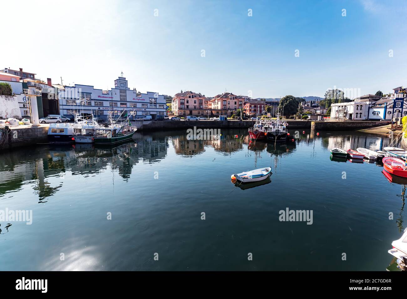 Puerto de Vega, Spanien - August 23 2019: Schöner und malerischer Hafen in Puerto de Vega, Navia. Es wurde mit dem Titel «Beispielstadt Asturiens» ausgezeichnet Stockfoto