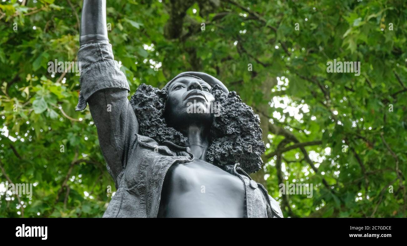 Auf dem leeren Sockel von Colston im Zentrum von Bristol wurde eine Statue des Protestanten Jen Reid des Bildhauers Marc quinn aufgestellt. Stockfoto