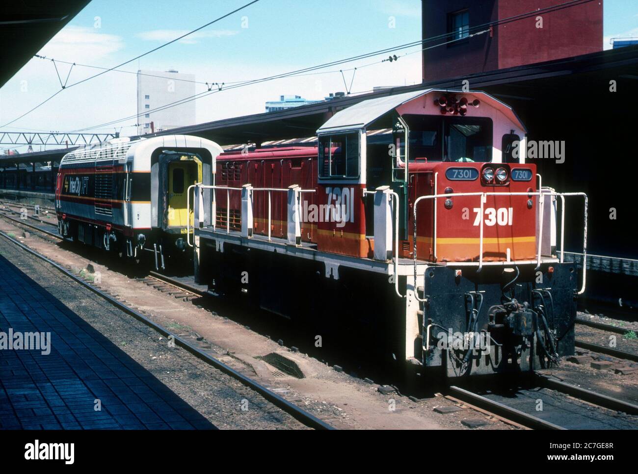 S.R.A. 73 Klasse Diesel Lok Nr. 7301 mit einem XPT-Triebwagen am Sydney Central Station, New South Wales, Australien. November 1987. Stockfoto