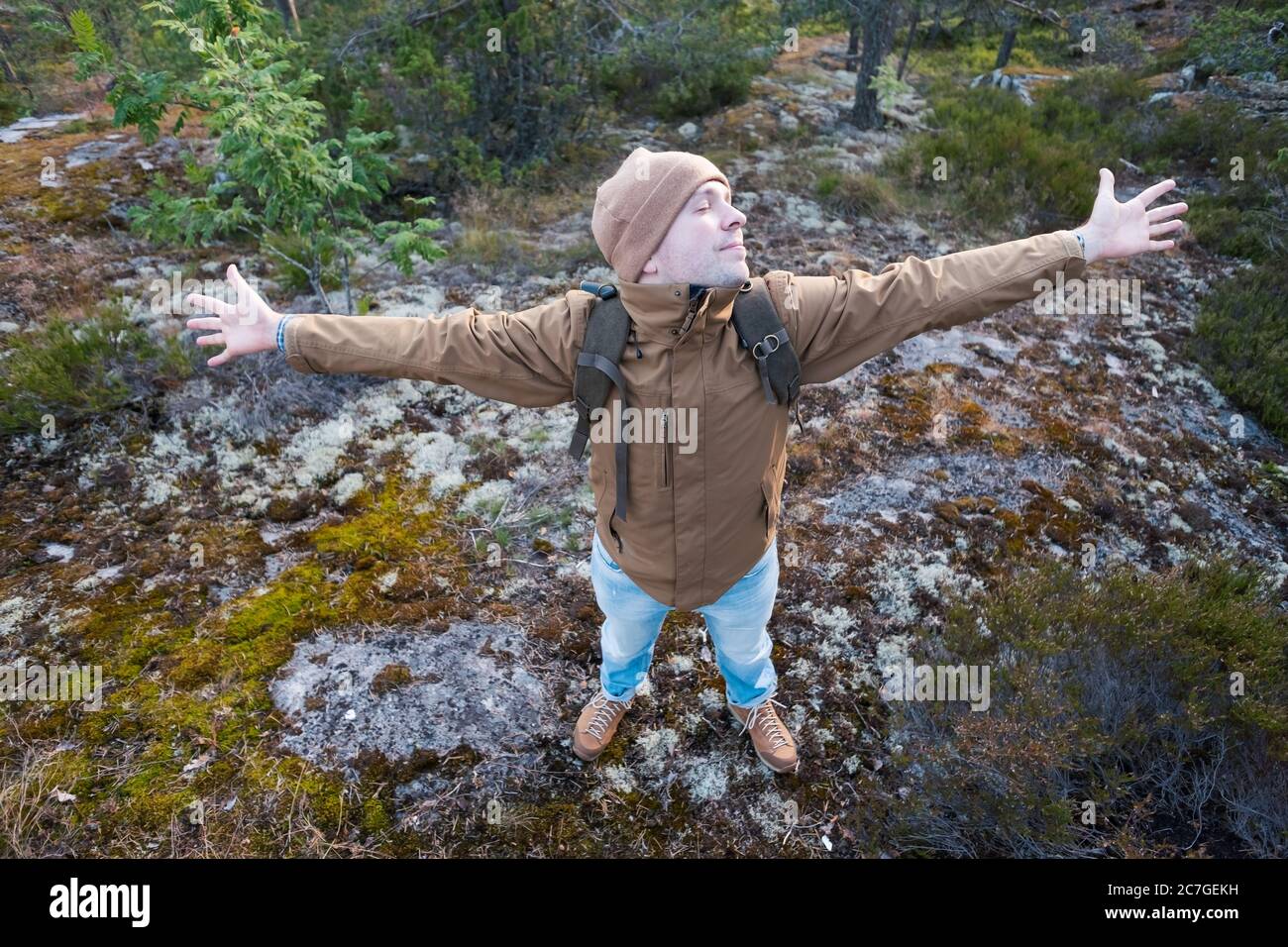 Junger Kaukasischer Mann, der im Wald wandert und sich im Urlaub ausruhen kann. Stockfoto