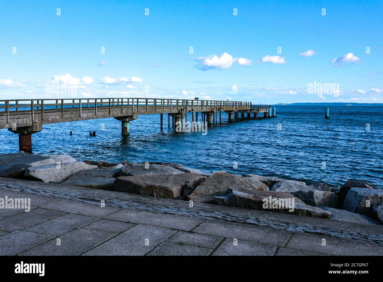 Seebrücke an der Ostseeküste in Sassnitz, einer Küstenstadt am Fuße des Nationalparks Jasmund in Rügen. Stockfoto