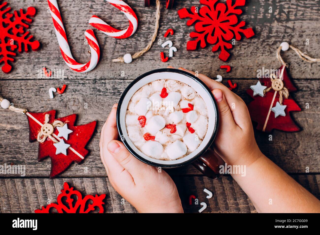 Frau Mädchen Hält Heiße Schokolade Tasse. Weihnachtskarte Mit Roter Dekoration. Thema Neujahr. Weihnachts Tradition Getränk auf Holz Hintergrund Tisch Stockfoto