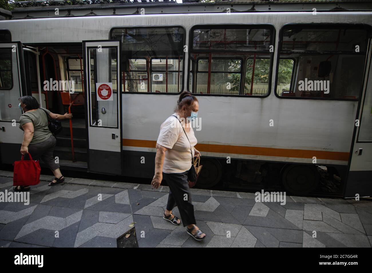 Bukarest / Rumänien - 14. Juli 2020: Straßenbahn in Bukarest mit Menschen in Masken während des Covid-19-Ausbruchs. Stockfoto