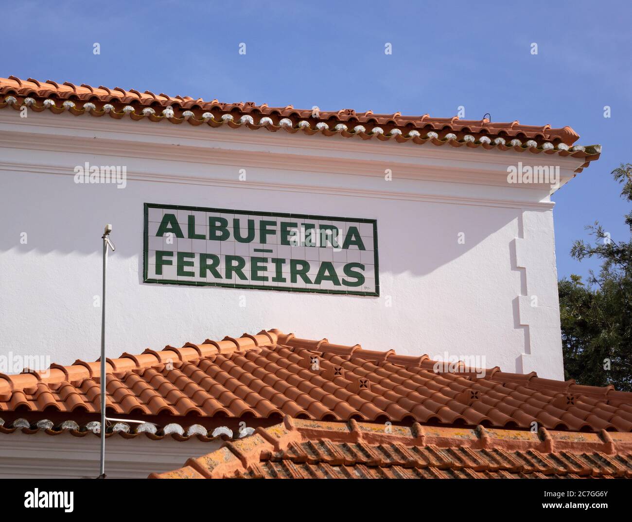 Das Albufeira Ferreiras Bahnhof Keramikfliesen Schild Auf Dem Bahnhofsgebäude Außenansicht Stockfoto