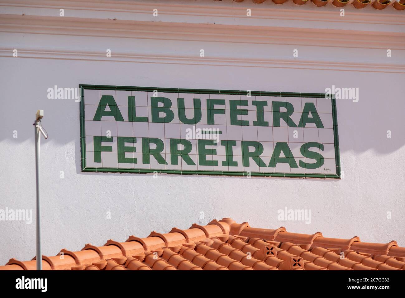 Das Albufeira Ferreiras Bahnhof Keramikfliesen Schild Auf Dem Bahnhofsgebäude Außenansicht Stockfoto