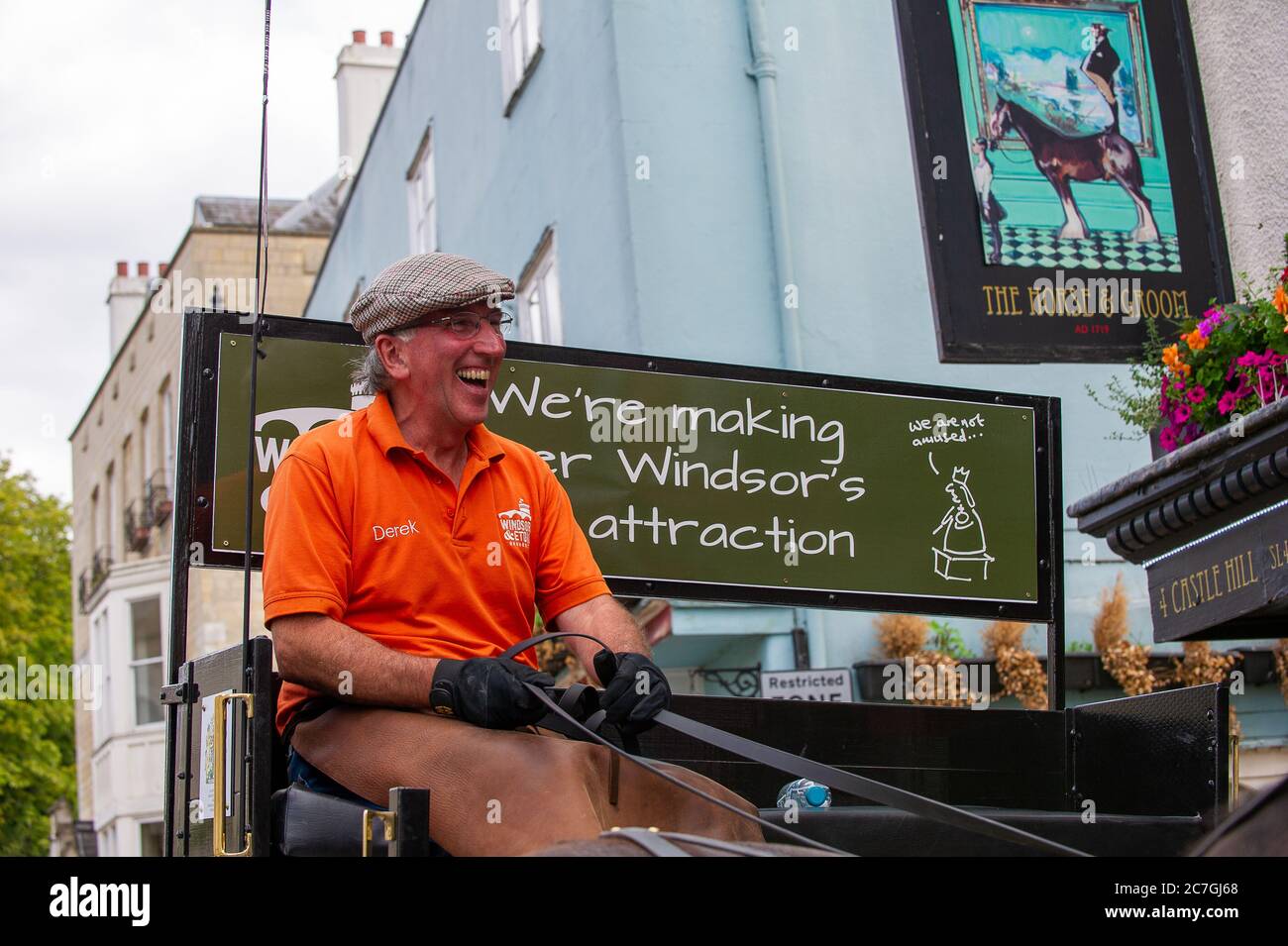 Windsor, Berkshire, Großbritannien. Juli 2020. Windsor & Eton Brewery Horses Major und Ivan brachten heute Morgen Bierfässer in den Horse and Groom Pub gegenüber dem Schloss Windsor. Kapitän Sir Tom Moore im Alter von 100 Jahren wird heute von Königin Elizabeth II. Im Schloss Windsor zum Ritter geschlagen. Er erhöhte über £32 Million für das NHS während der Coronavirus Covid-19 Pandemic Sperre, indem er 25 Meter Runden seines Gartens ging. Quelle: Maureen McLean/Alamy Live News Stockfoto Windsor, Berkshire, Großbritannien. Juli 2020. Windsor & Eton Brewery Horses Major und Ivan brachten heute Morgen Bierfässer in den Horse and Groom Pub gegenüber dem Schloss Windsor. Kapitän Sir Tom Moore im Alter von 100 Jahren wird heute von Königin Elizabeth II. Im Schloss Windsor zum Ritter geschlagen. Er erhöhte über £32 Million für das NHS während der Coronavirus Covid-19 Pandemic Sperre, indem er 25 Meter Runden seines Gartens ging. Quelle: Maureen McLean/Alamy Live News Stockfoto