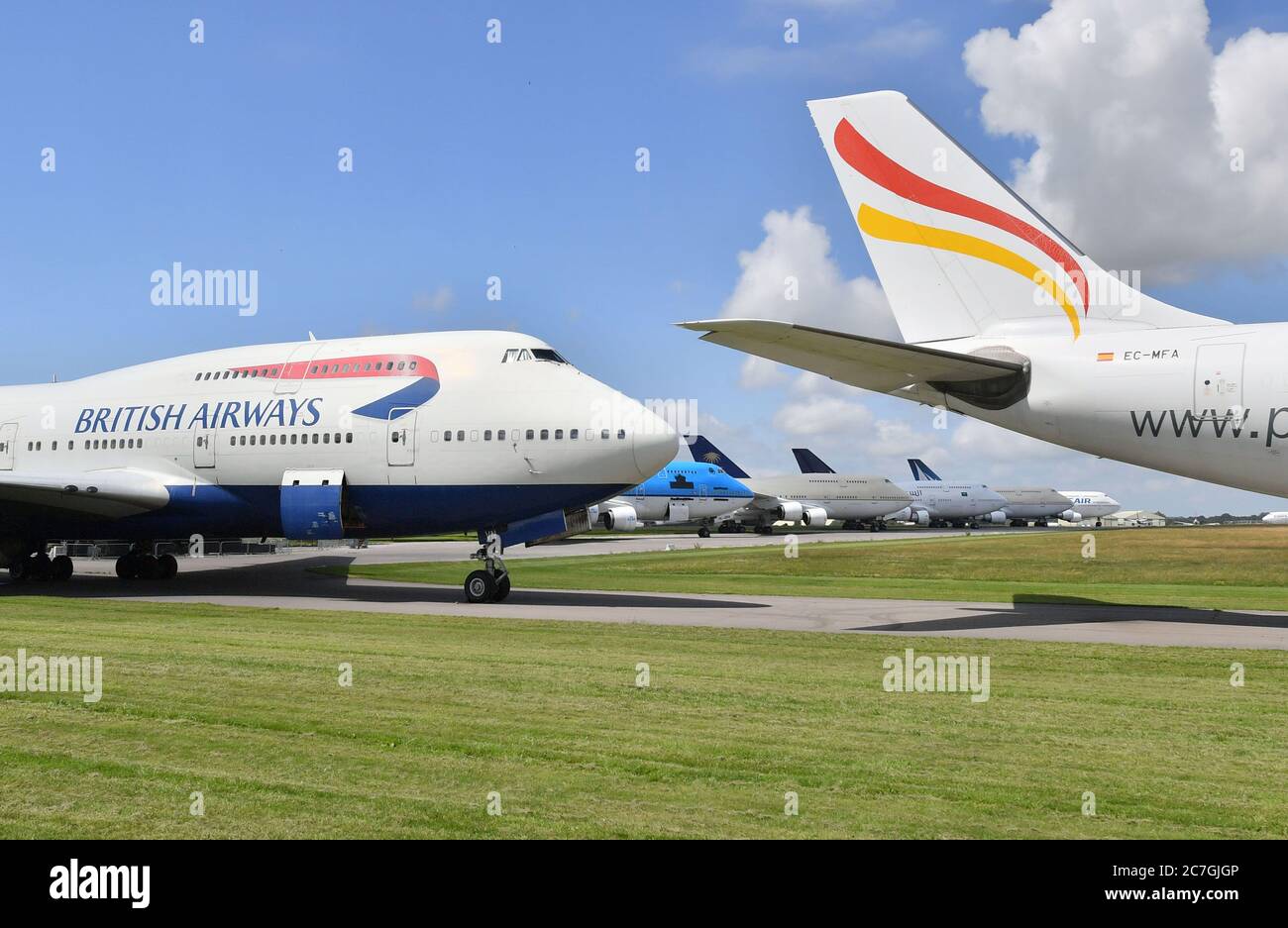 Eine Boeing 747 von British Airways, die zum ersten Mal am 18/09/1997 flog und deren Triebwerke am Cotswold Airport abstellte, dem Sitz von Air Salvage International, der das Ende des Lebenszyklus von Flugzeugen abbaut. Die Fluggesellschaft wird ihre Flotte der Boeing 747 mit sofortiger Wirkung ausscheiden. Stockfoto