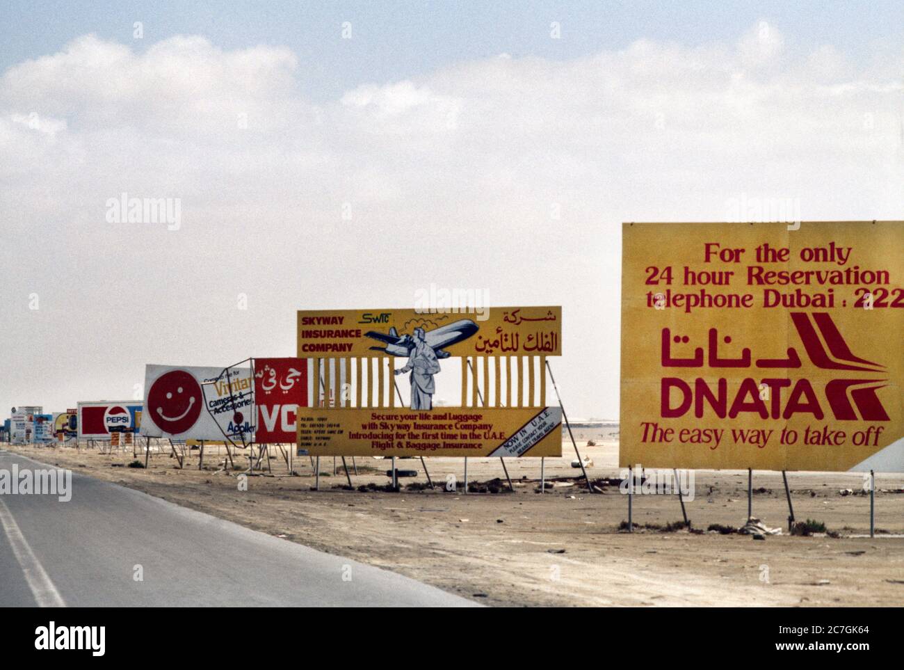 Müll in der Scrub Desert und Werbungshortung neben Sharjah nach Dubai Road Sharjah VAE Stockfoto