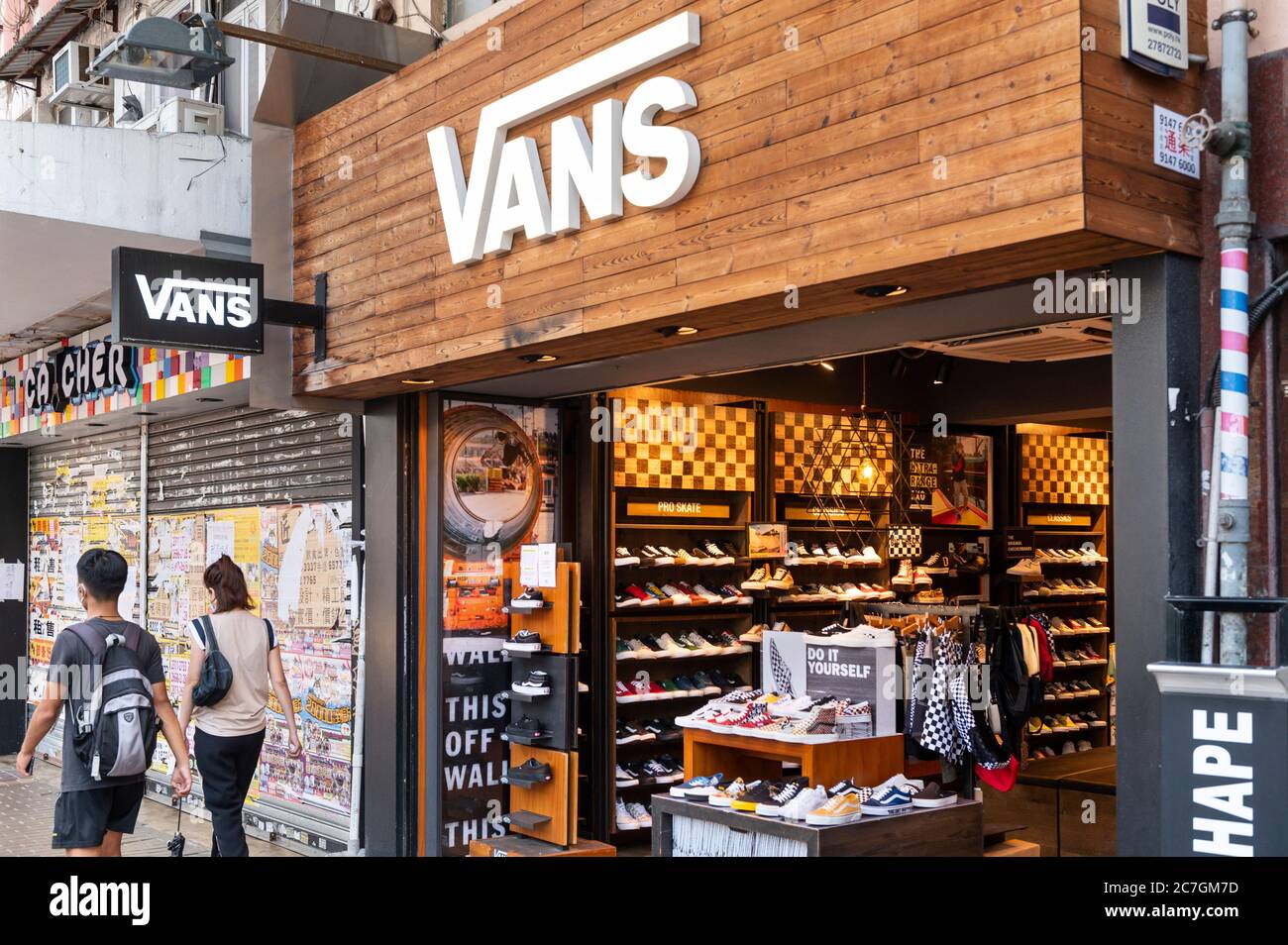 Hongkong, China. Juli 2020. Amerikanischer Hersteller von Skateboarding  Schuhe Vans Store in Hongkong gesehen. Kredit: SOPA Images Limited/Alamy  Live Nachrichten Stockfotografie - Alamy