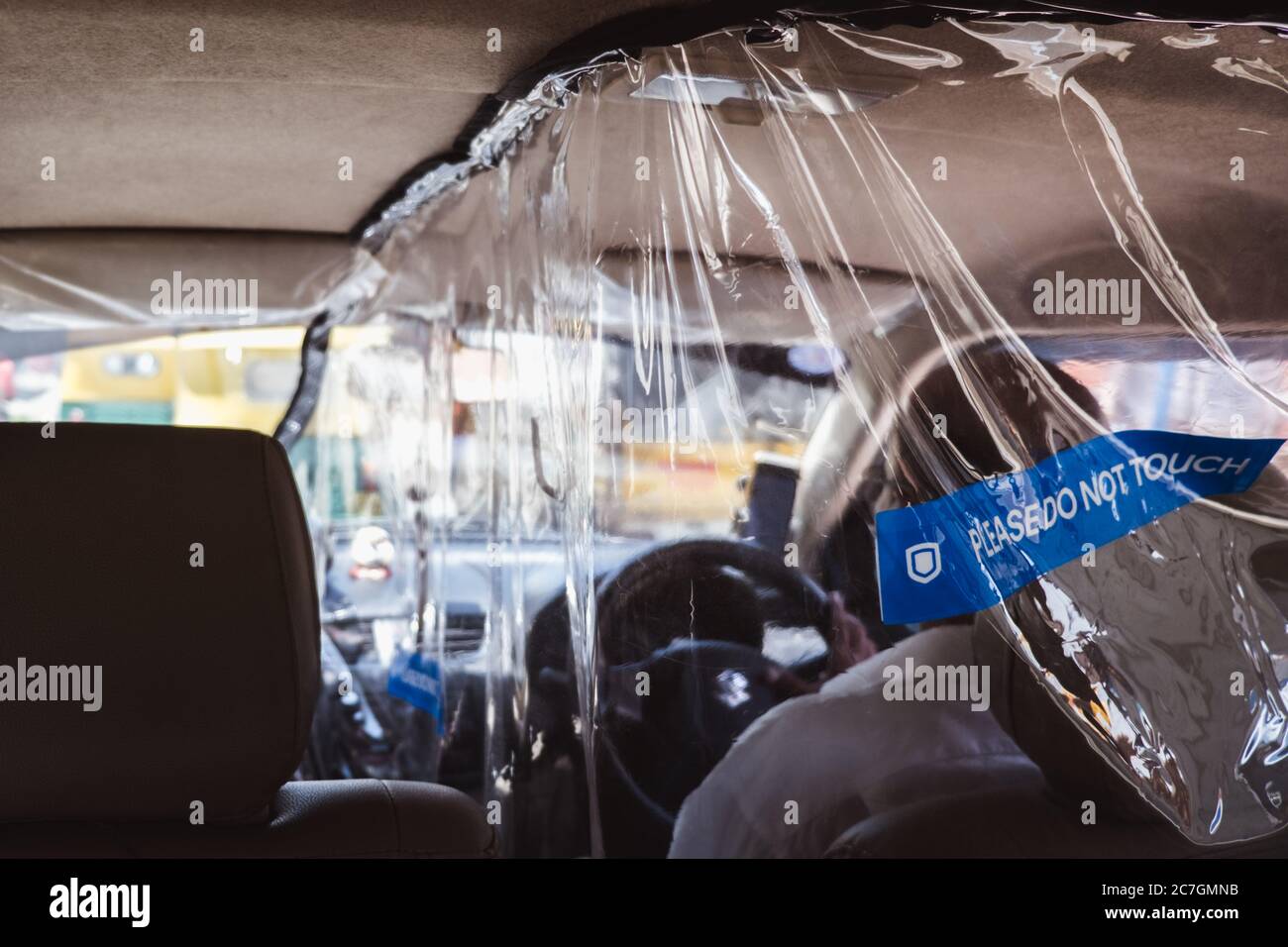 Bangalore, Indien - 08. Juni 2020. Sicherheitsblende im Taxi für soziale Distanzierung, Indien, Bengaluru Stockfoto