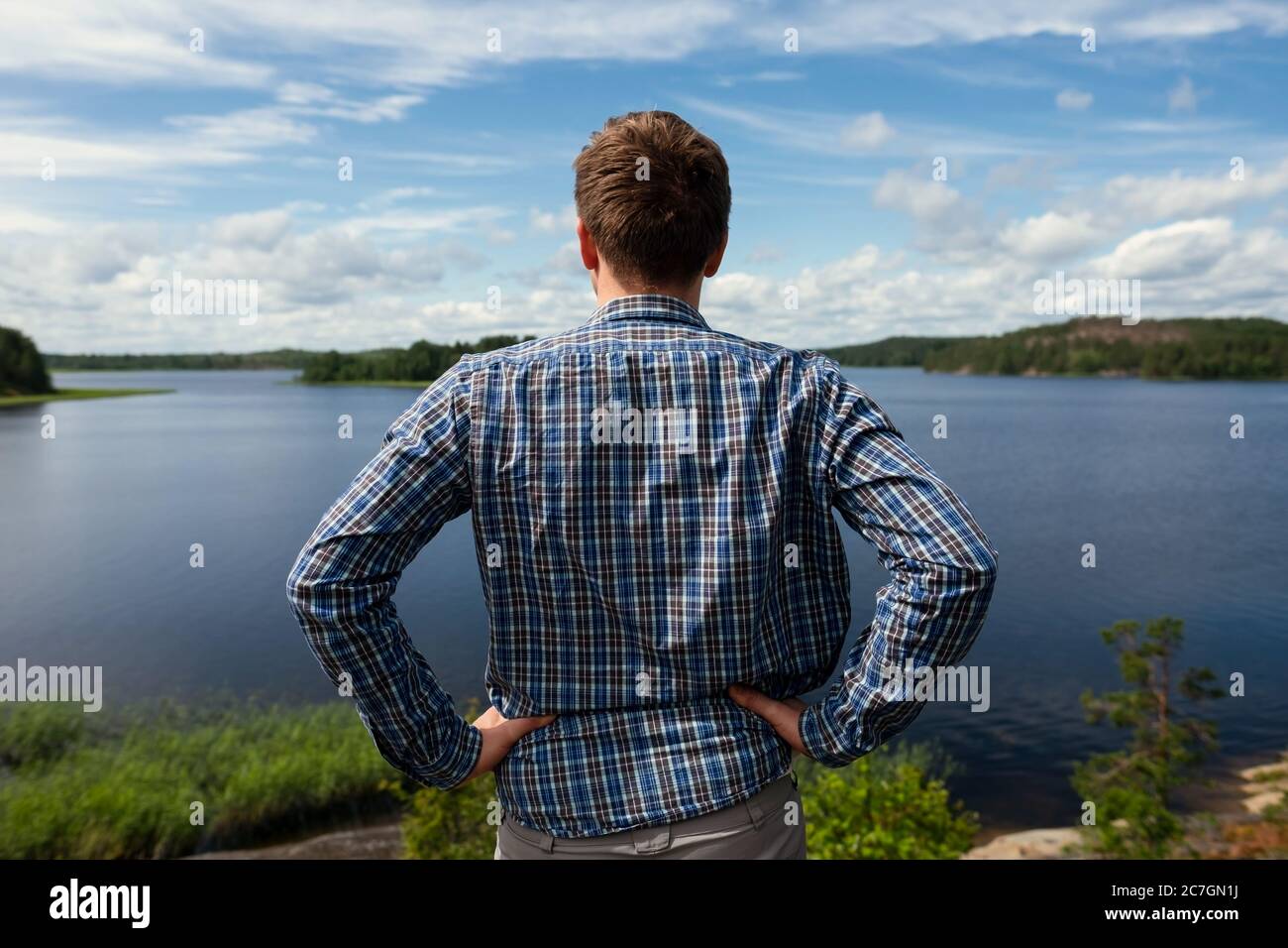 Rückansicht des menschenaussehenden Sees, der während des Trekkings ruht. Stockfoto