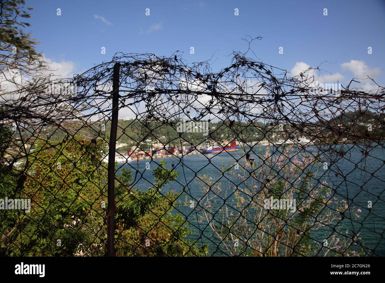 Grenada Road to Fort George Stacheldraht auf dem Kettengliederzaun Stockfoto